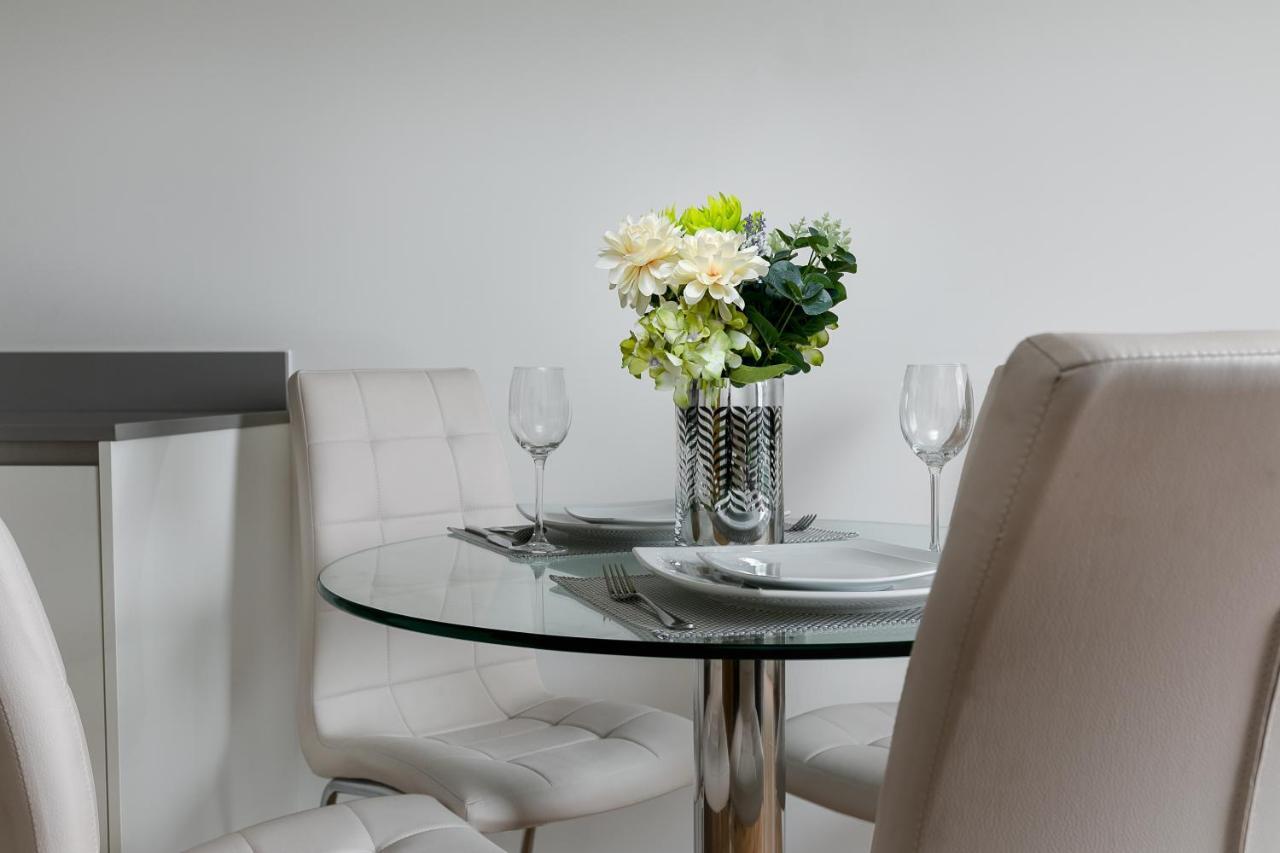 Skyvillion - Cozy Apartments In Enfield Town With Free Parking & Wifi Eksteriør bilde