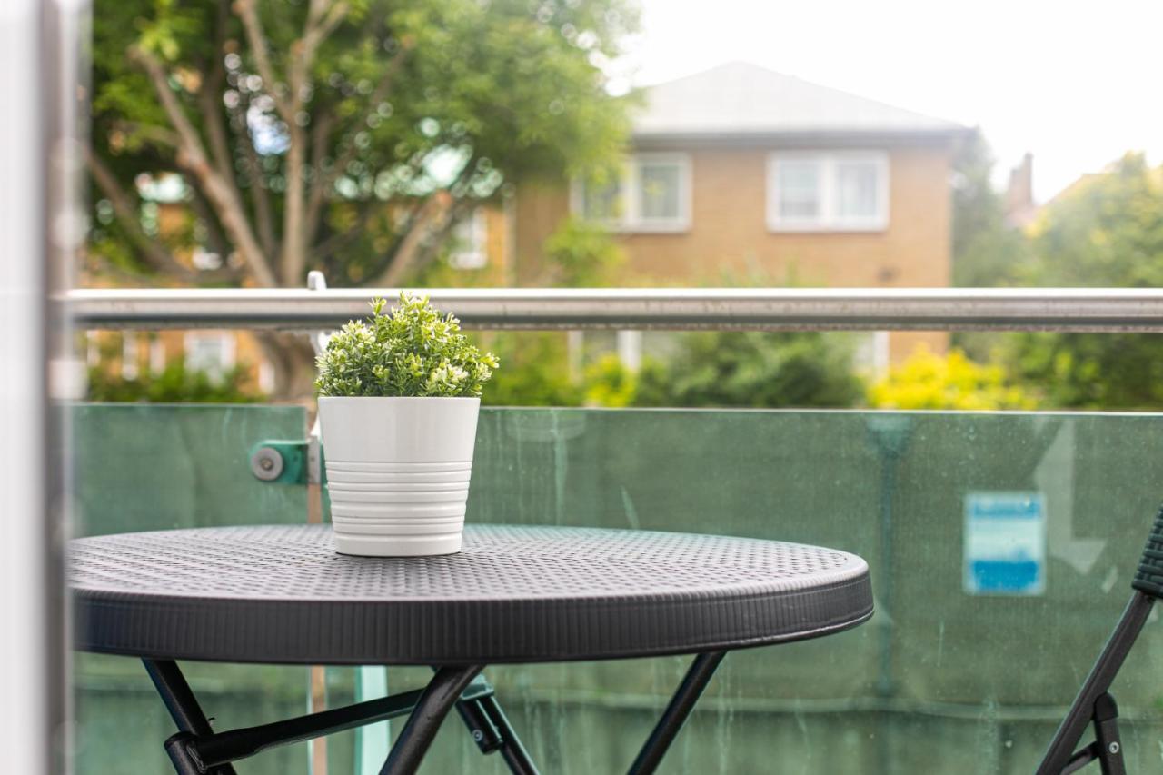 Skyvillion - Cozy Apartments In Enfield Town With Free Parking & Wifi Eksteriør bilde